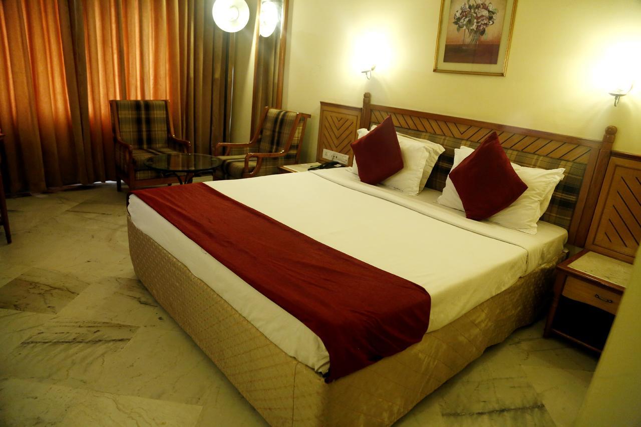 Leo Fort Hotel Jalandhar Buitenkant foto